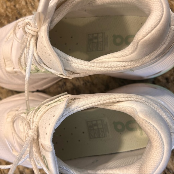 Oncloud size 8.5 like new shoes - Picture 2 of 4